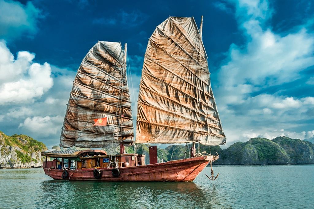 jonque traditionnelle baie d'halong
