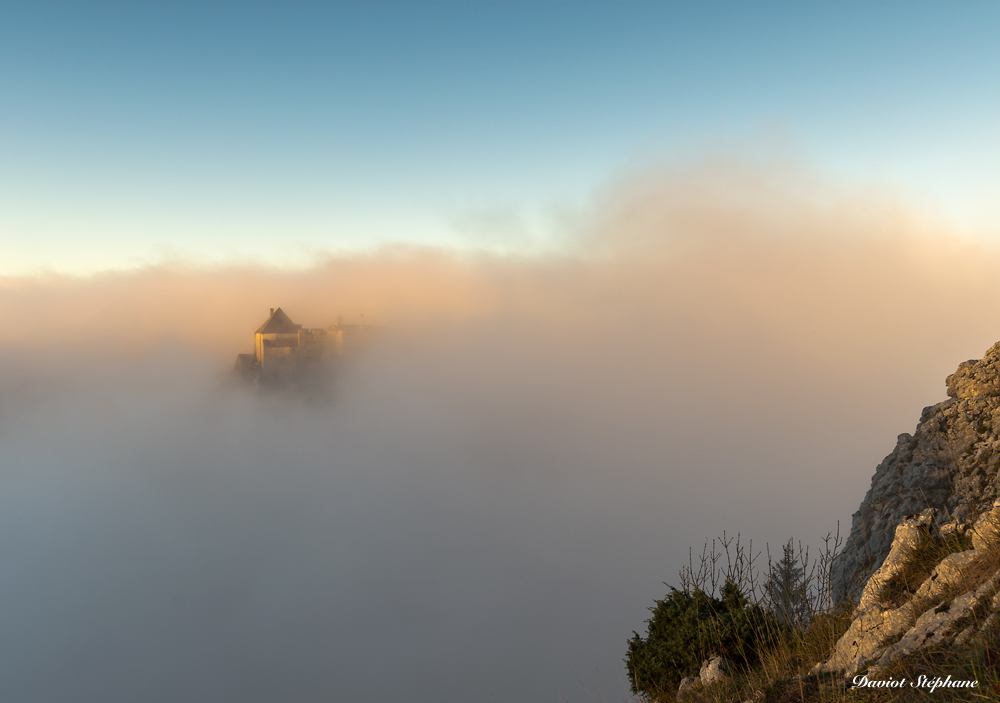 Chateau dans la brume matinale
