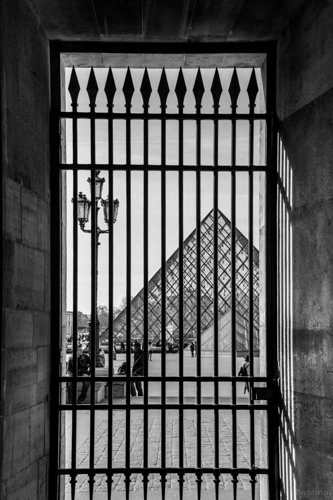 Derrière la Grille du Louvre