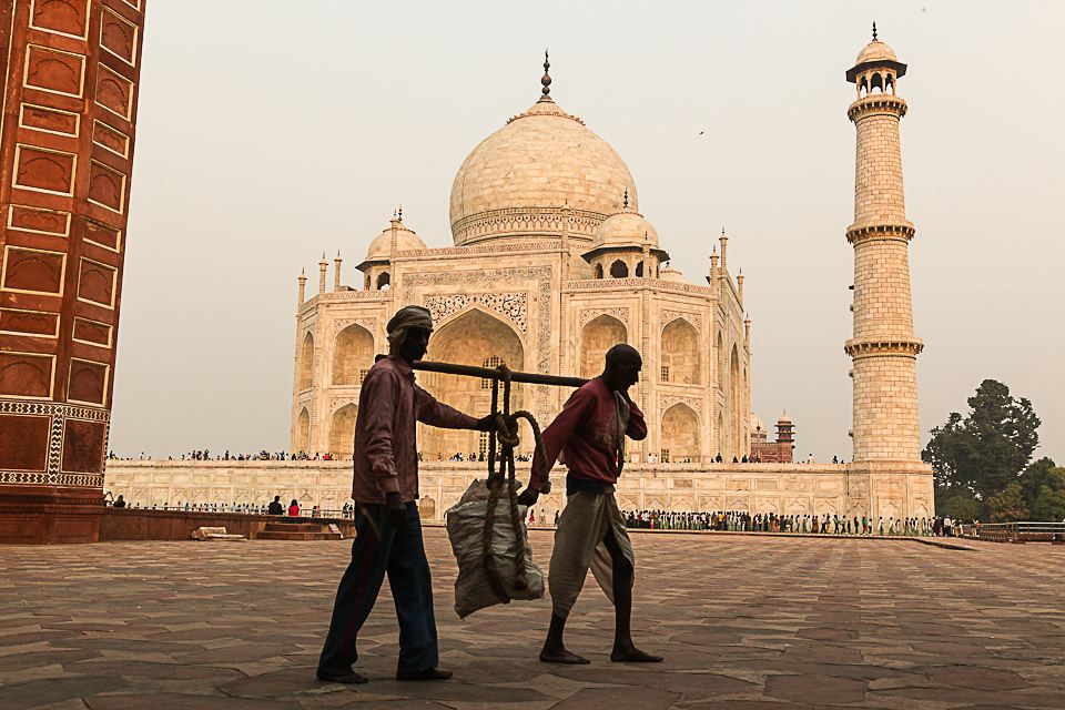 Ouvriers devant le Taj Mahal