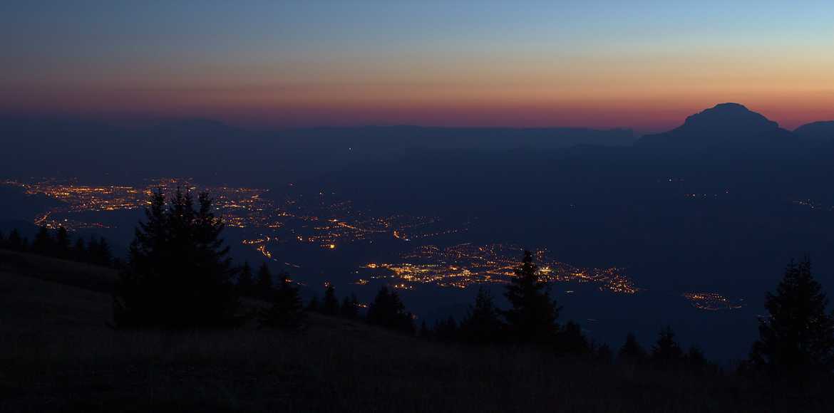 Grenoble et la vallée du Grésivaudan au crépuscule