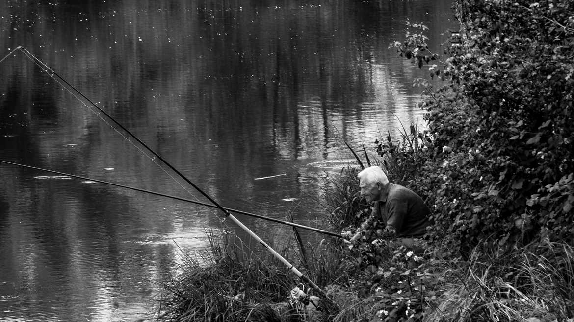 pêcheur bravant la pluie