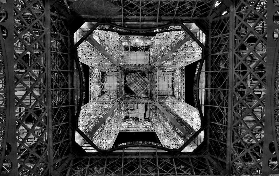 Sous les jupes de la Tour Eiffel