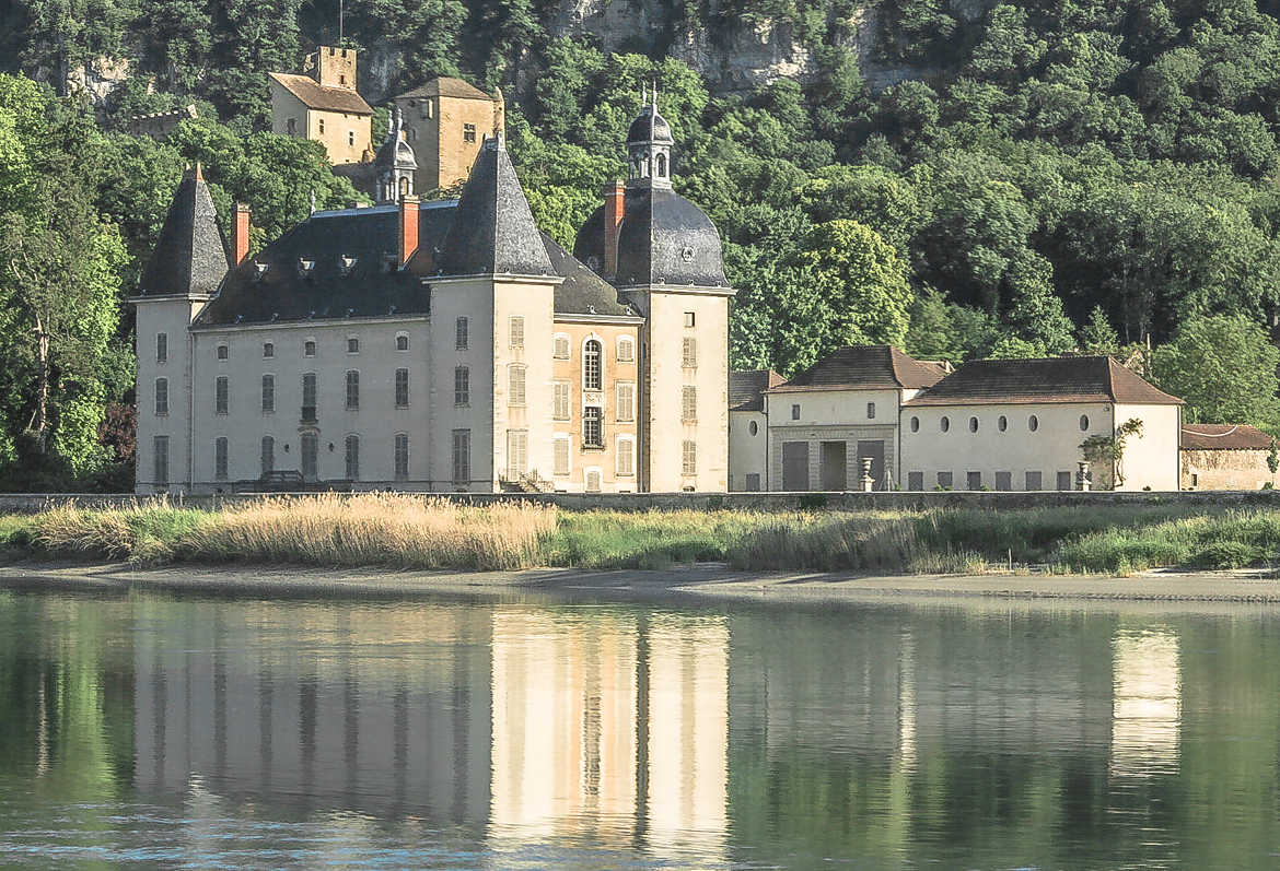 Château au bord du Rhône