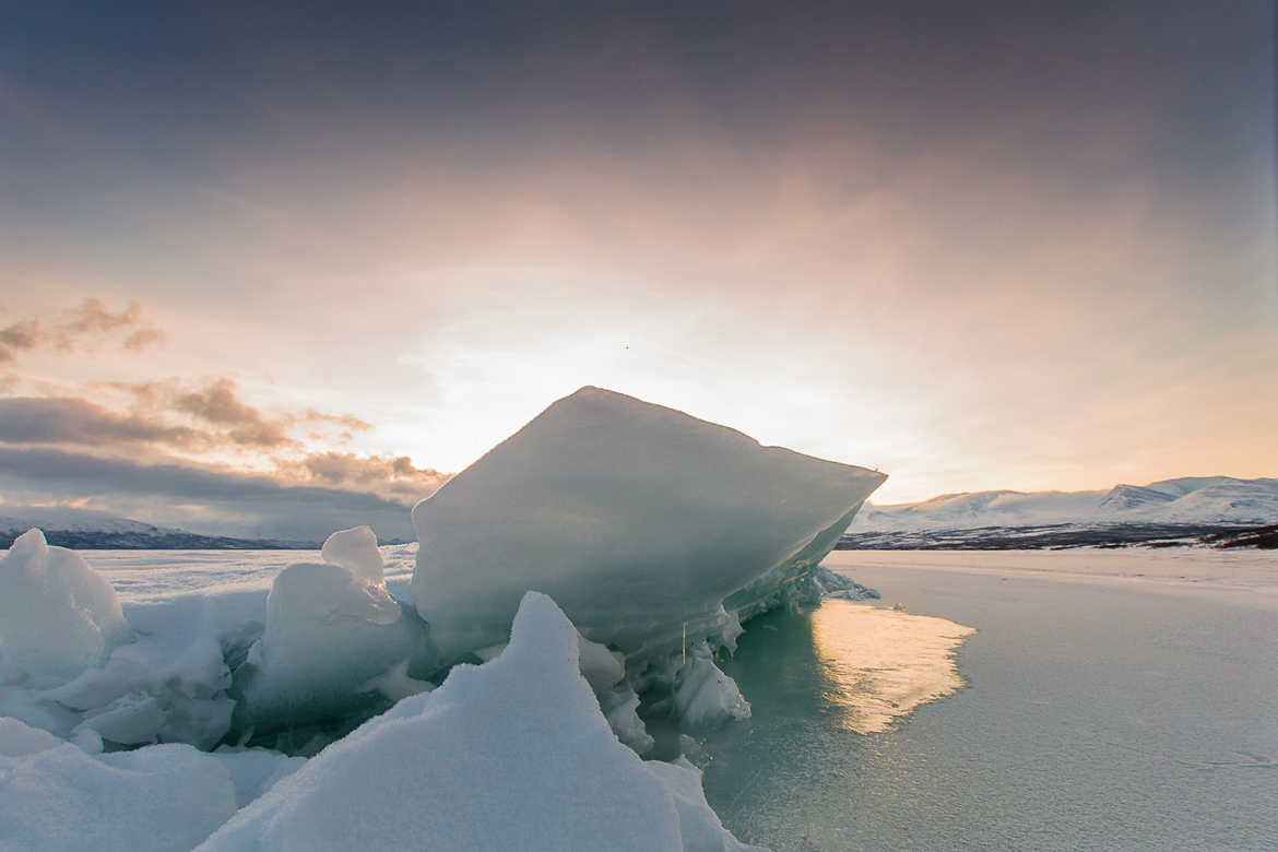 Laponie et son lac gelé