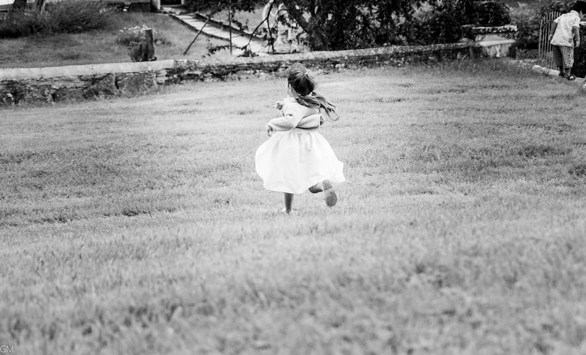 La petite fille sur l'herbe