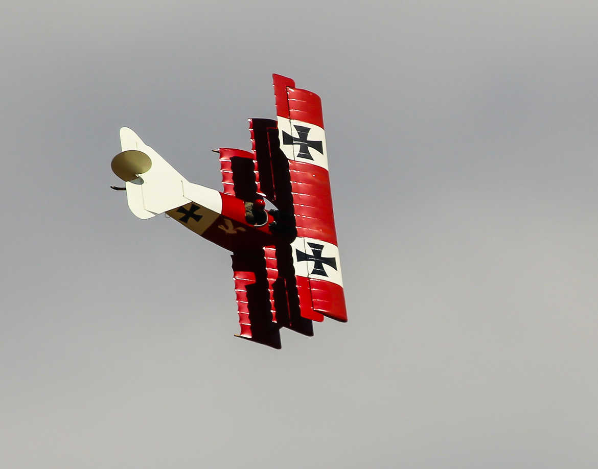 Le Fokker passant devant un nuage