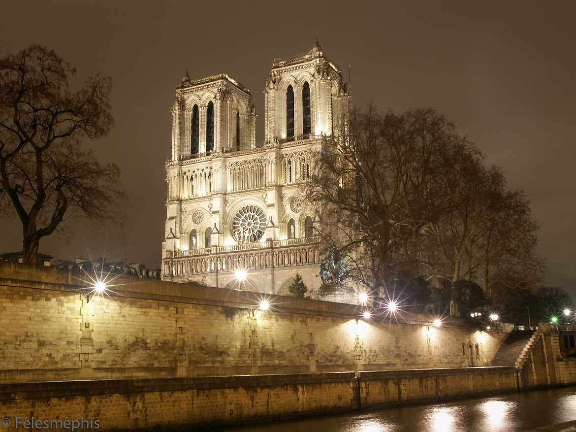 Notre Dame de Paris un soir de pluie