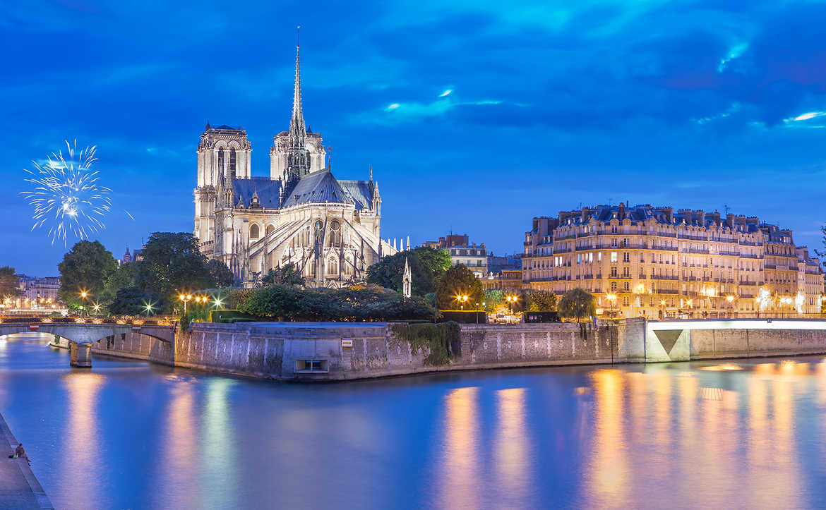 Concours Photo - Feux d'artifices et paysages - Les amoureux de Notre Dame par gab