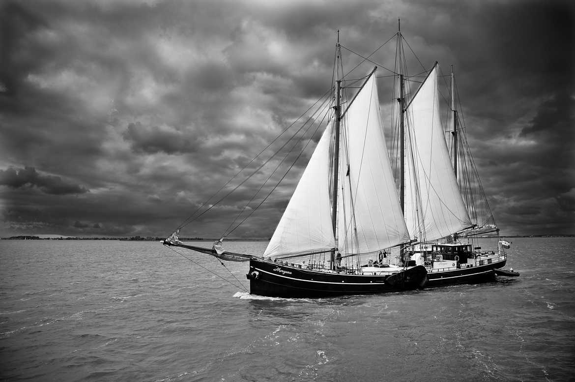 Un voilier sur le lac d'IJssel