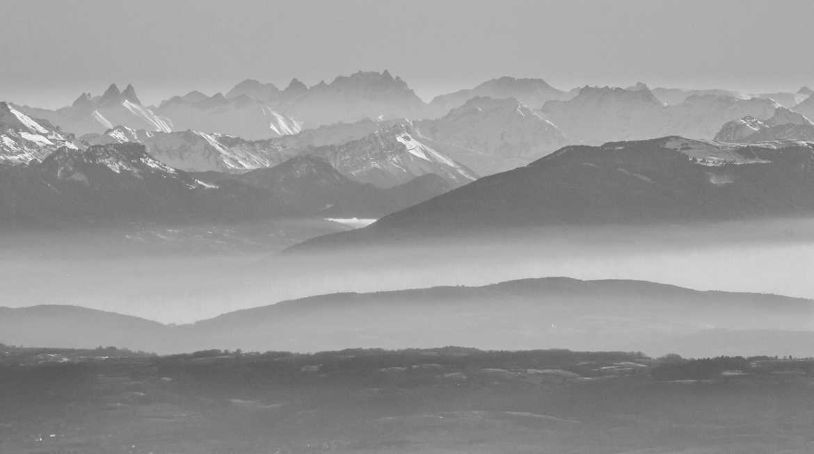 Montagnes dans la brume