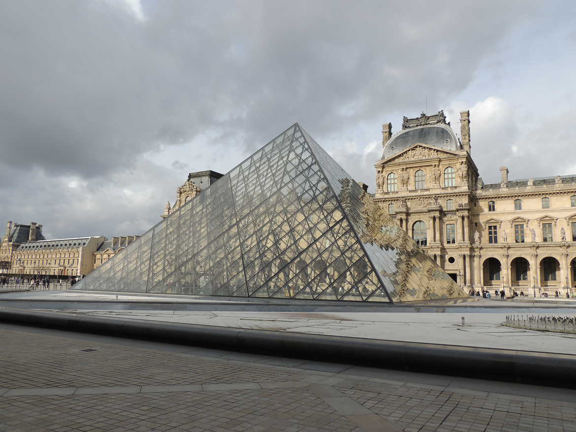 pyramide du Louvre