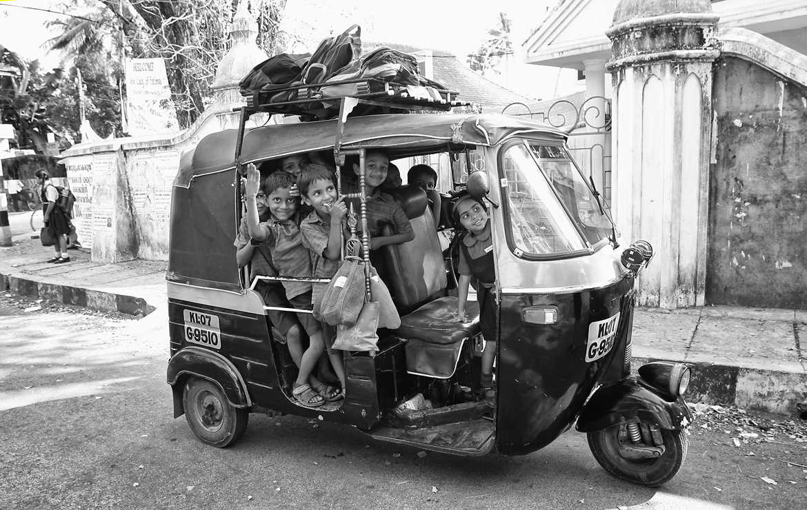 Ramassage scolaire en rickshaw.