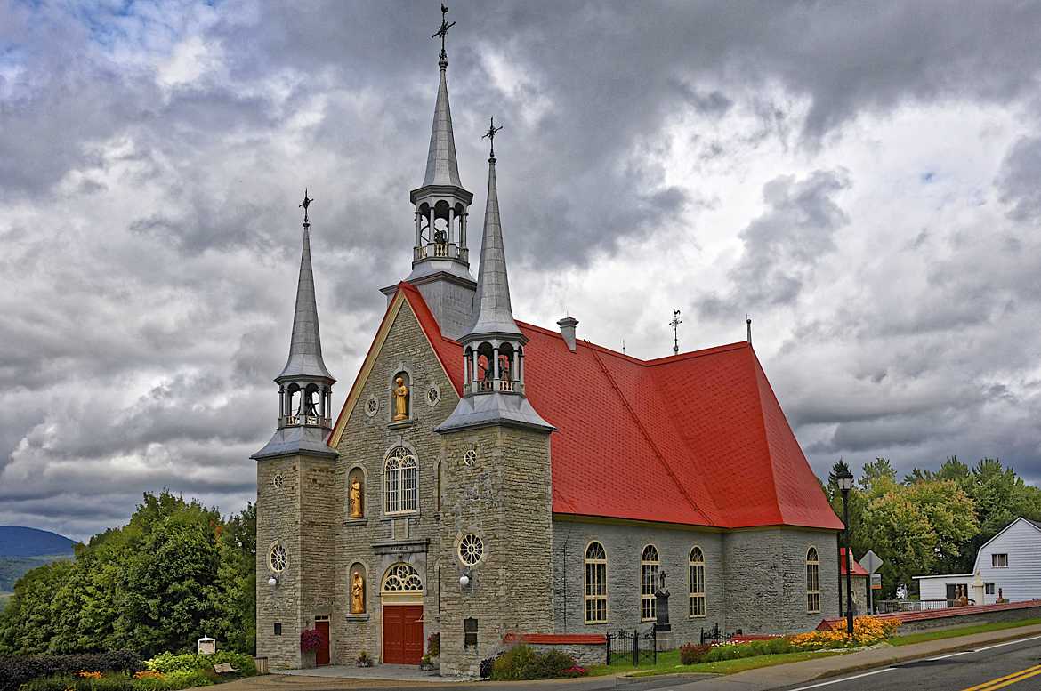 Eglise au toit rouge