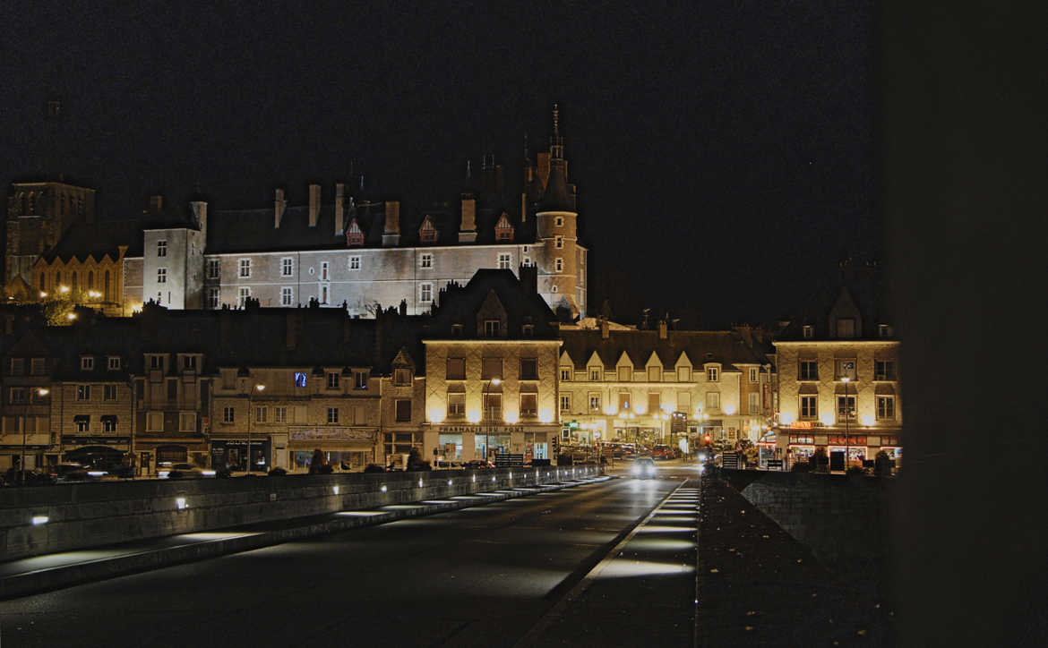 Gien la nuit avec son château, vu du pont sur la Loire