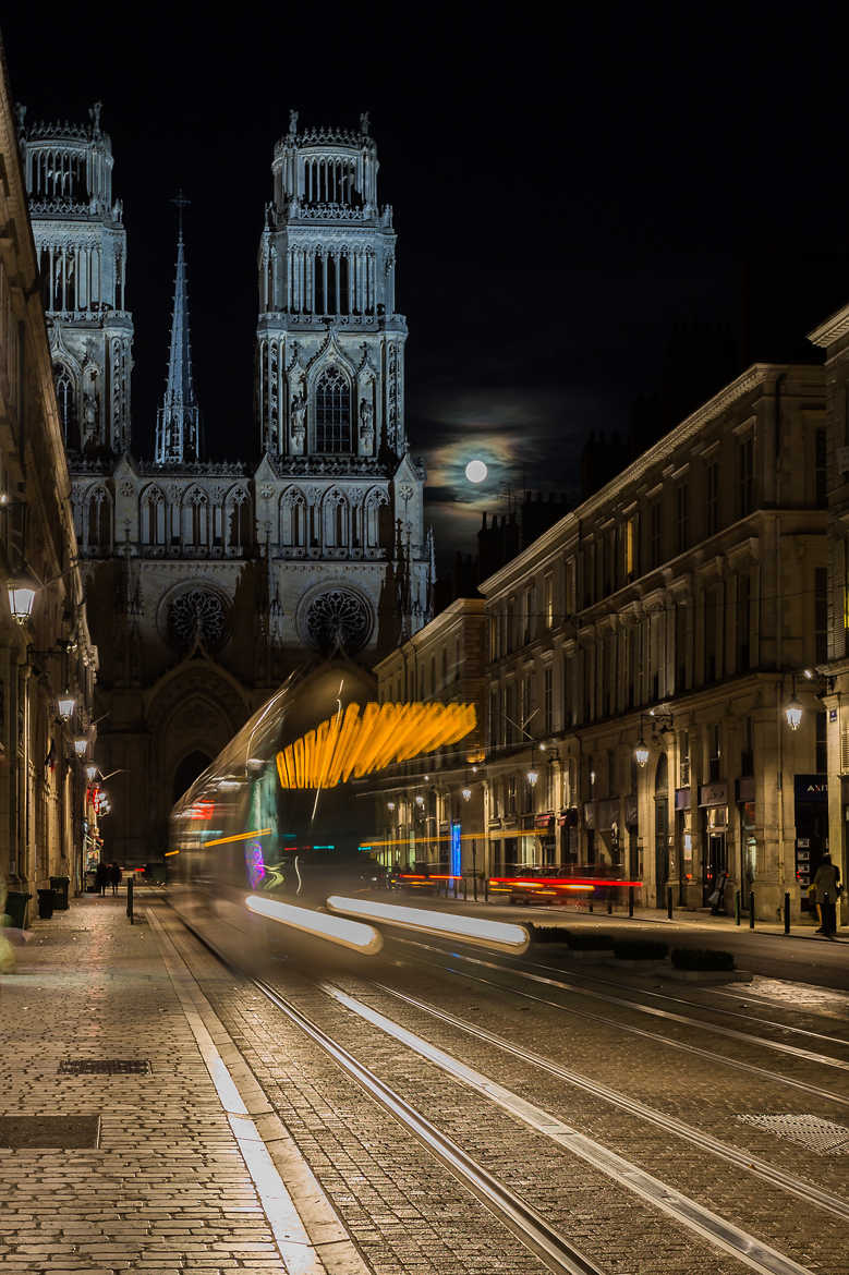 Pleine lune sur la cathédrale d'Orléans