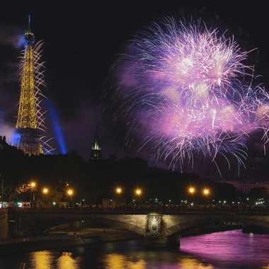 La Tour Eiffel et la Seine illuminées sous les feux