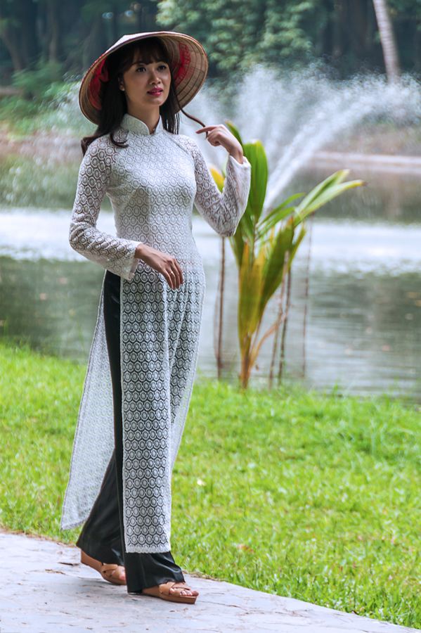 Une Vietnamienne en tenue traditionnelle