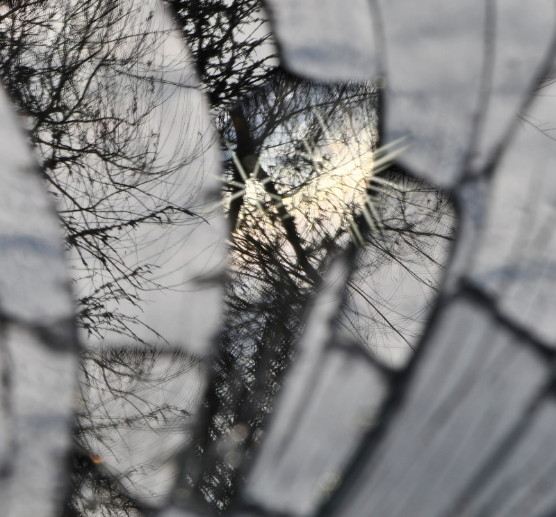 Dans le miroir ou derrière le miroir.?