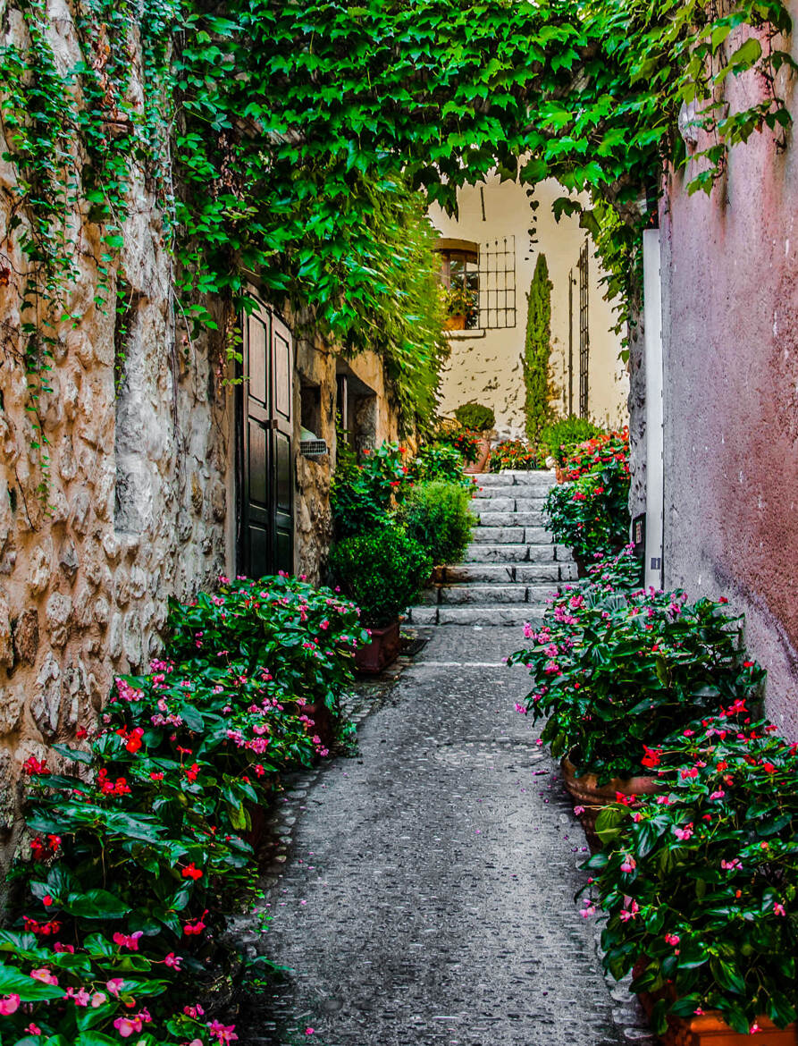Dans les ruelles fleuries de Menton