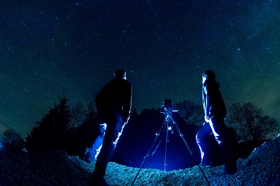 deux photographes sous un ciel étoilé