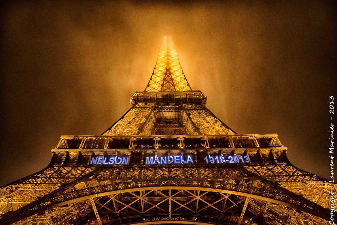 Tour Eiffel la nuit dans le brouillard