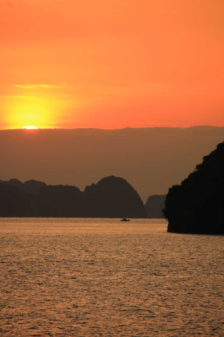 lever de soleil sur la baie d halong