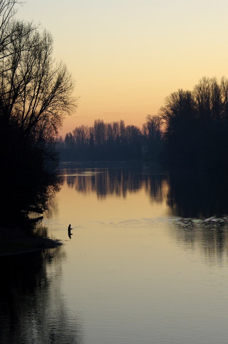 Pêcheur dans le crépuscule