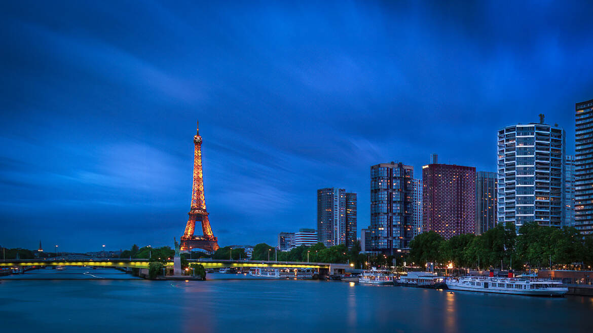 La dame de fer rouge à l'heure bleue