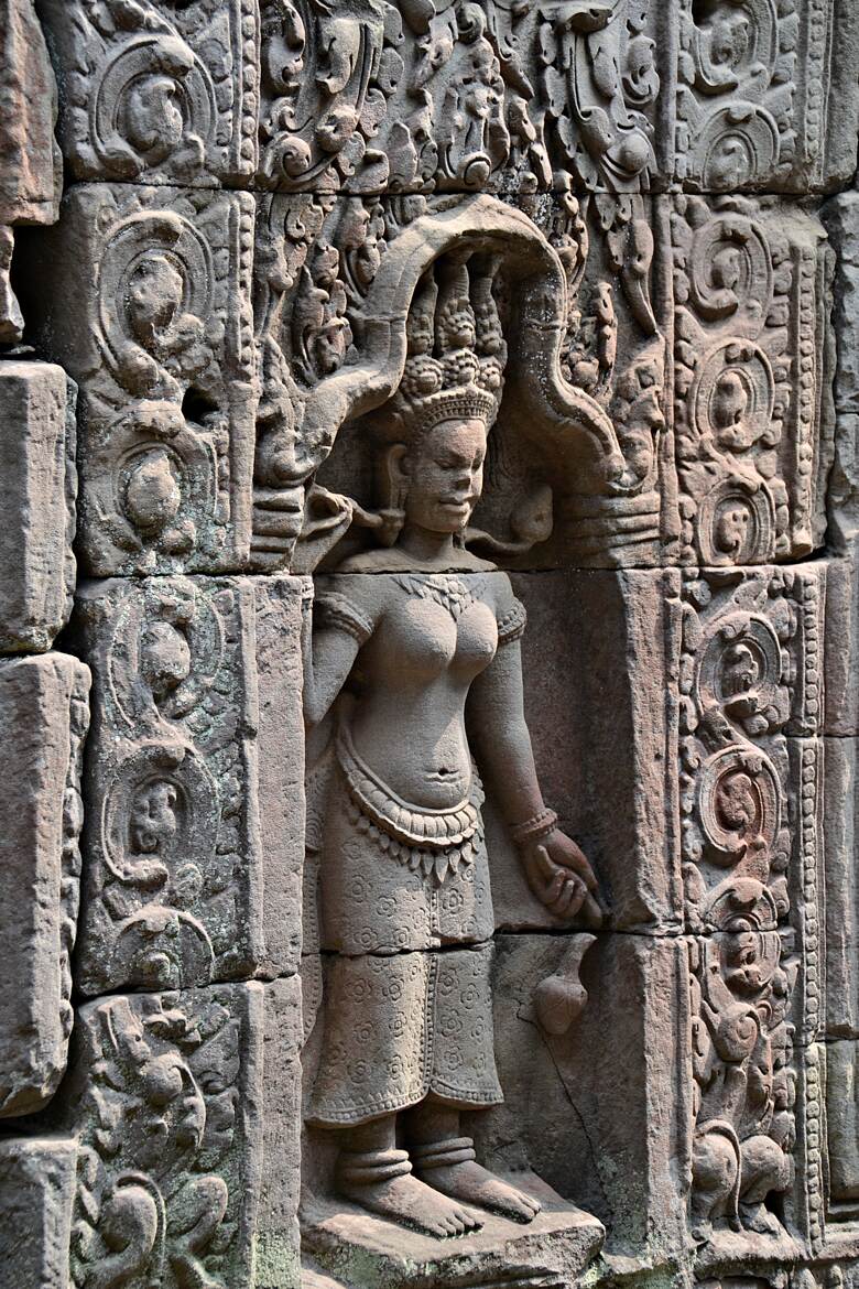 Bas-relief en pierre sculptée d'une Aspara