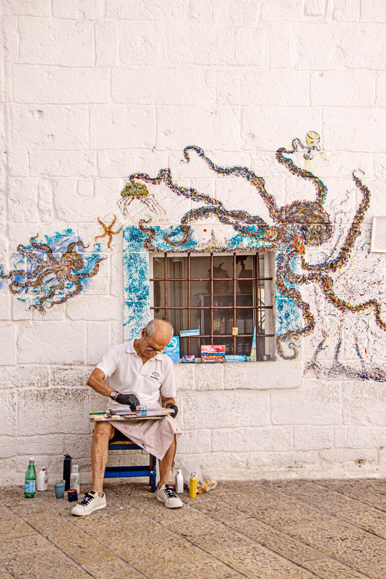 Devant sa fenêtre ...