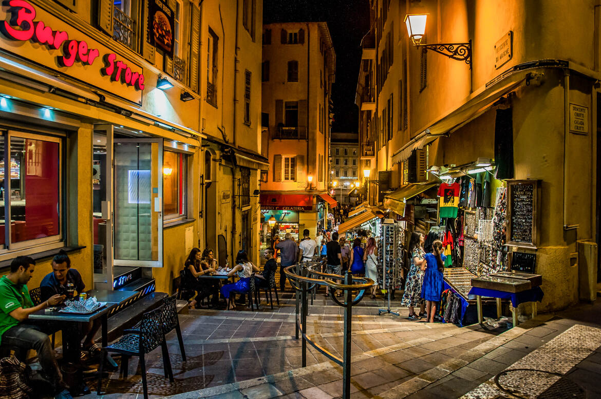 Vie nocturne à Nice .
