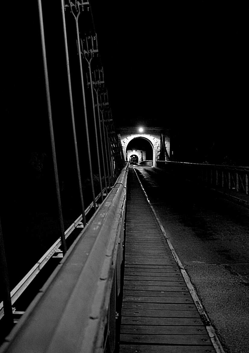 Promenade nocturne sur le pont
