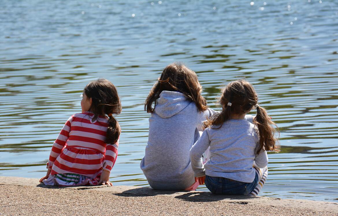 Trois fillettes au bord de l'eau