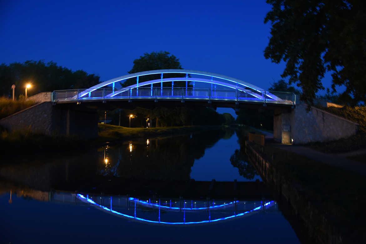 Pont et reflets à l'heure bleue