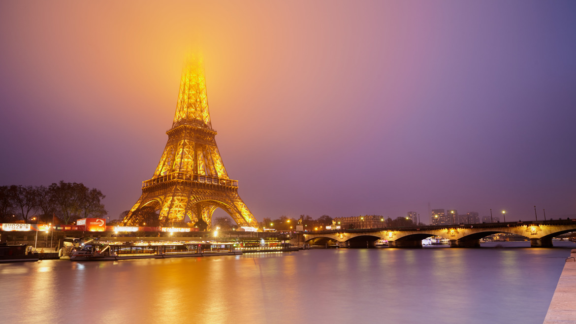 Tour Eiffel dans la brume
