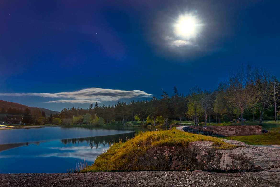 Pleine lune au lac