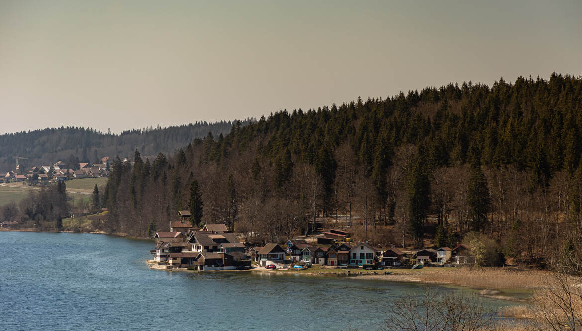 Village au bord du lac