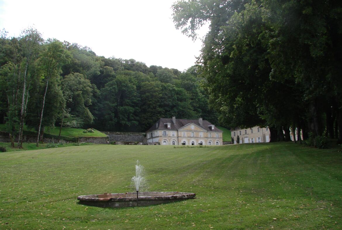 Dans son écrin de verdure, château d'Arlay 39