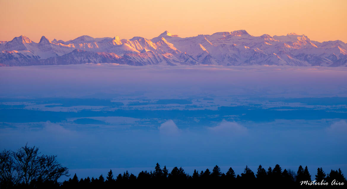 Coucher de soleil sur la chaine des Alpes Suisse