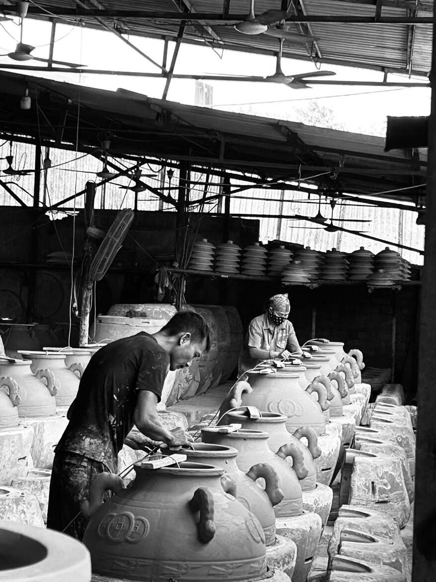 Artisans au travail : la finesse de la poterie traditionnelle