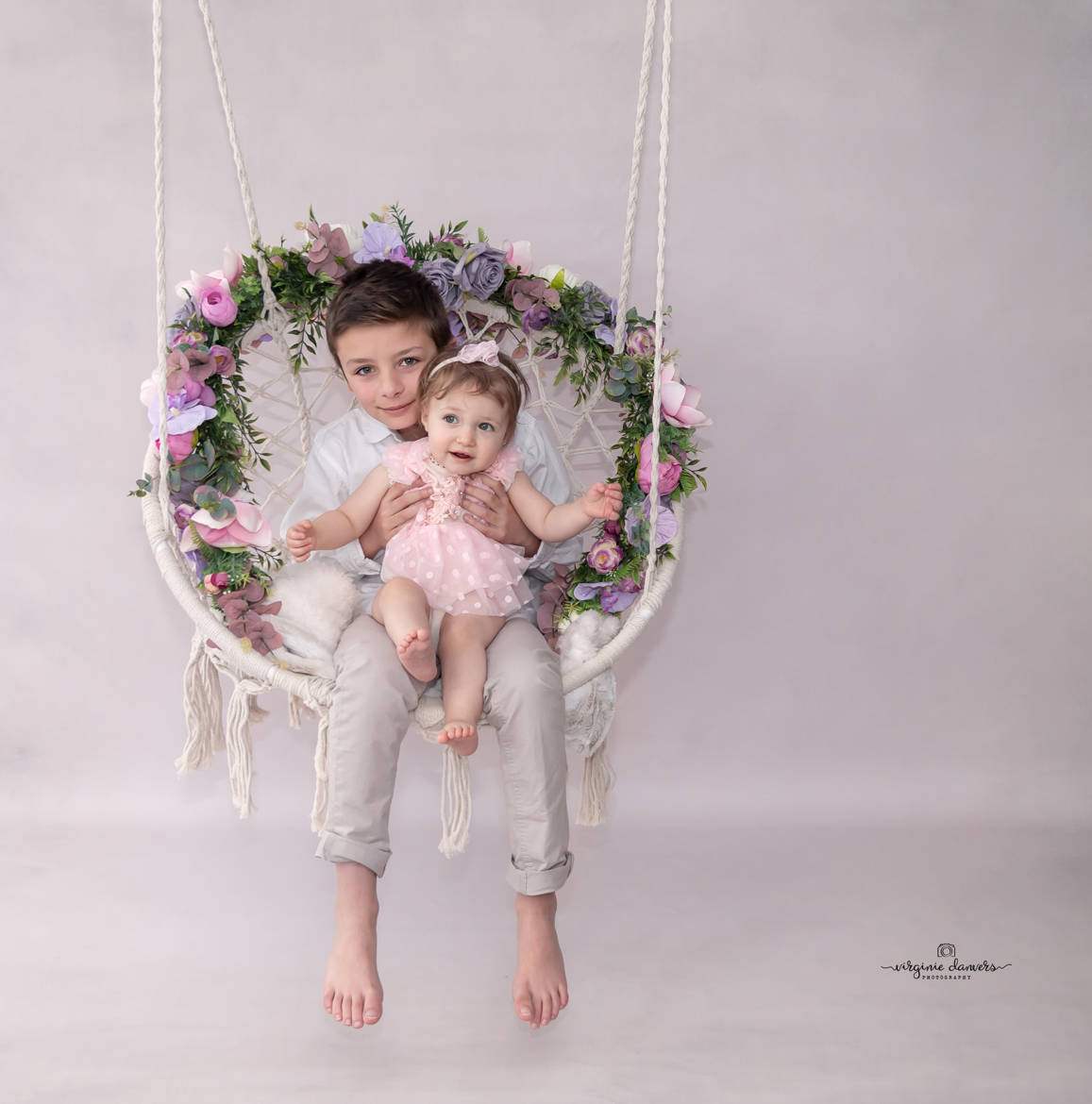 portrait enfant sur balançoire