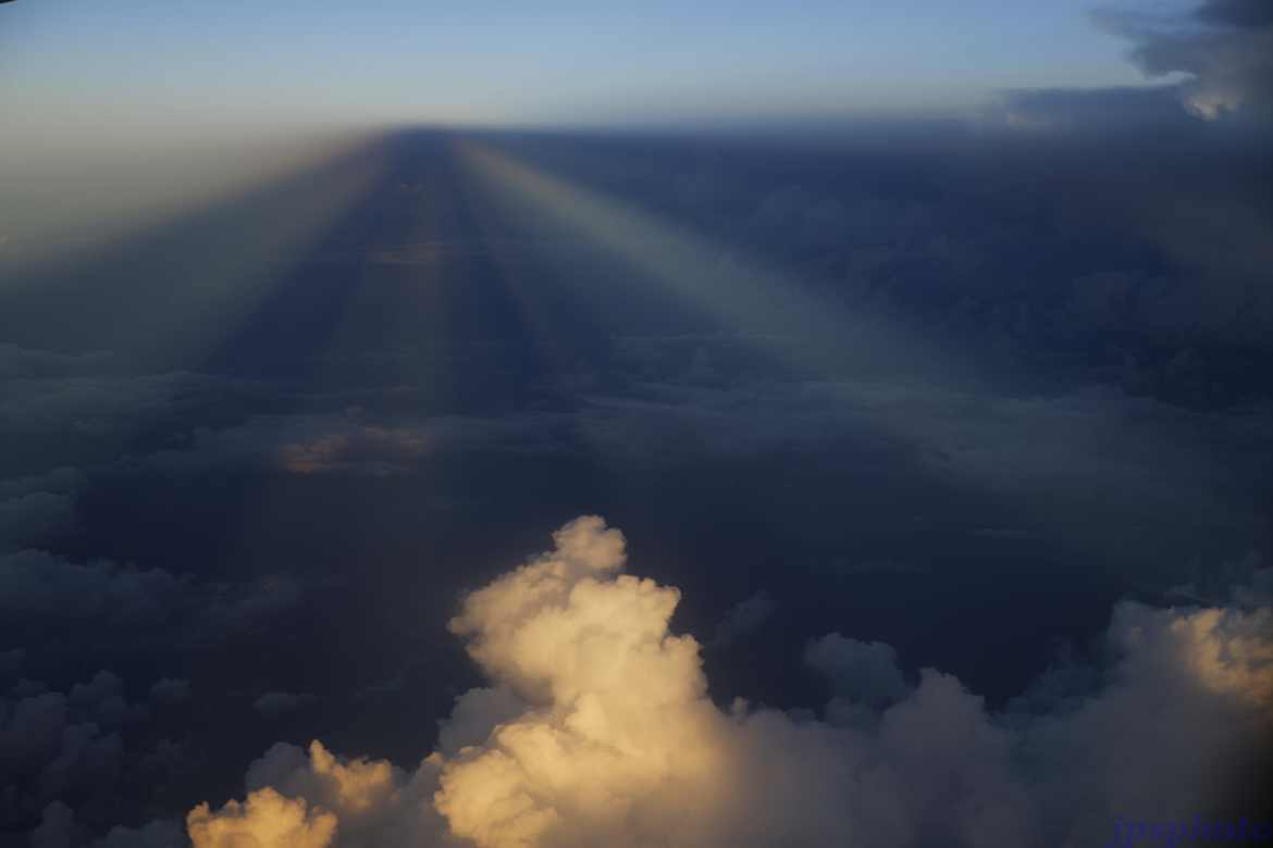 levé de soleil entre deux nuages