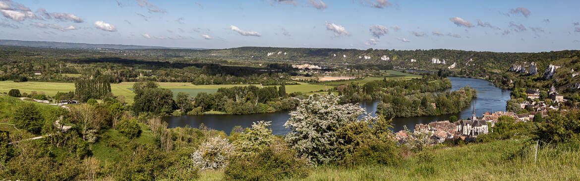 LES ANDELYS CHATEAU GAILLARD se trouve à G