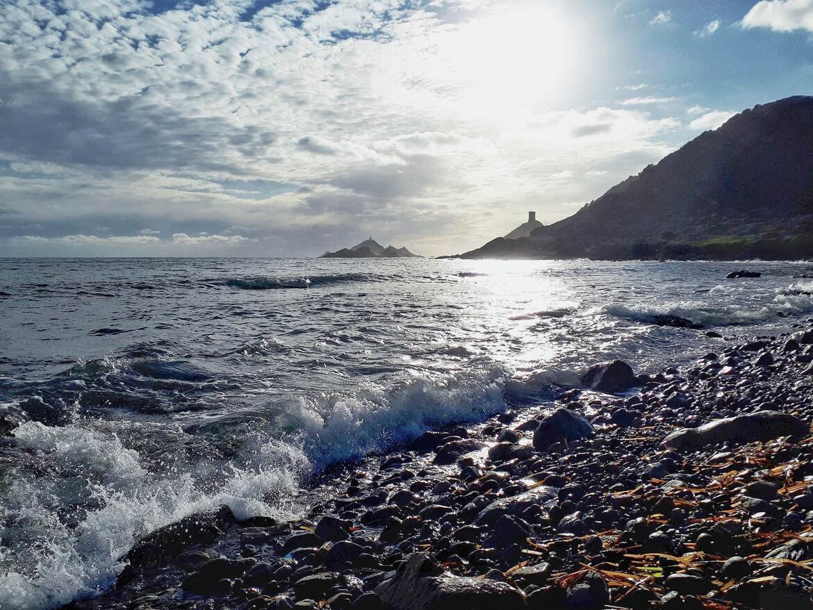 La mer sans arrêt roulait ses galets