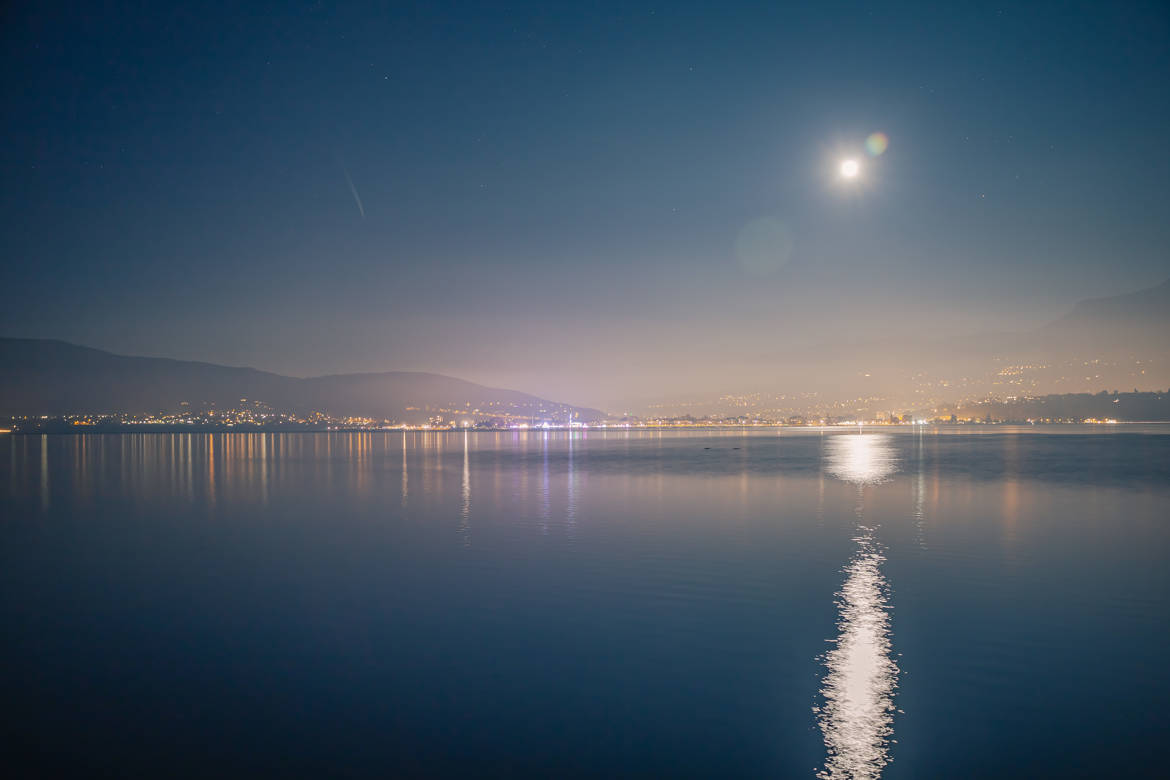 Plaine lune sur le lac