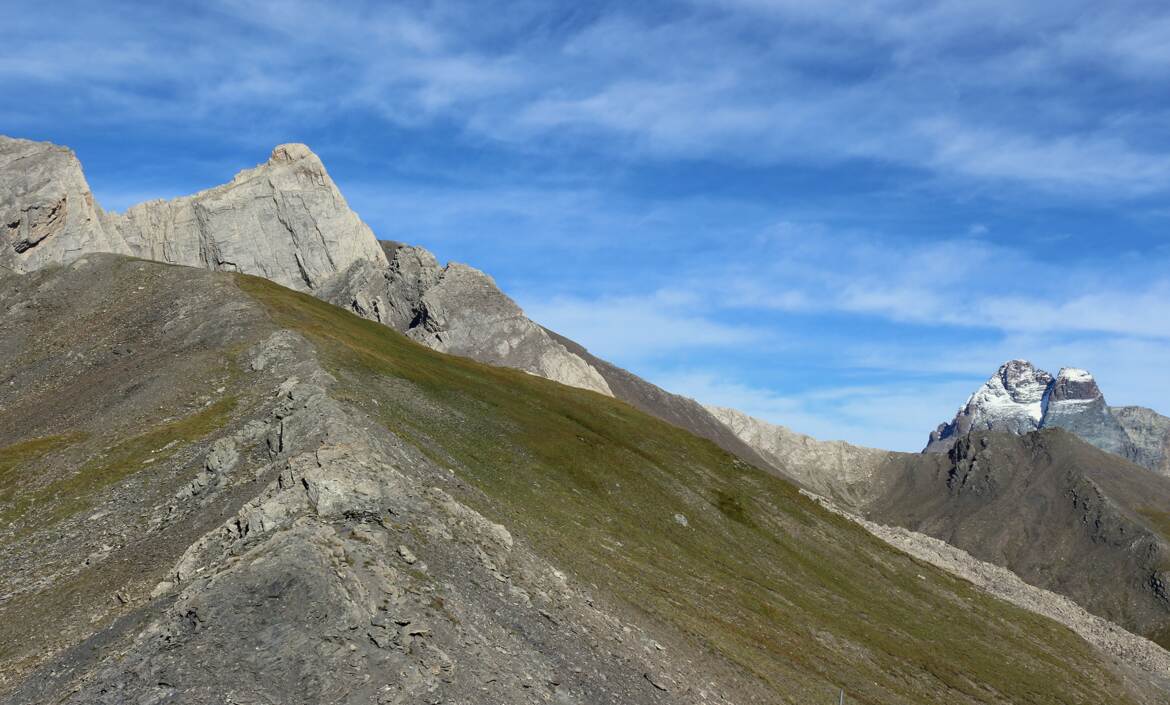 Vue du col Agnel 2744m côté italien avec le mont Viso