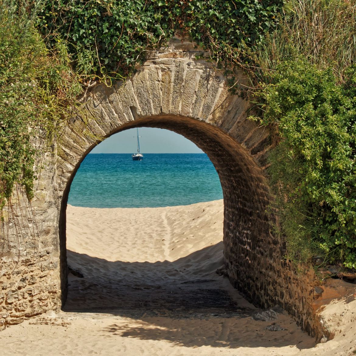 Le passage vers la plage et la mer