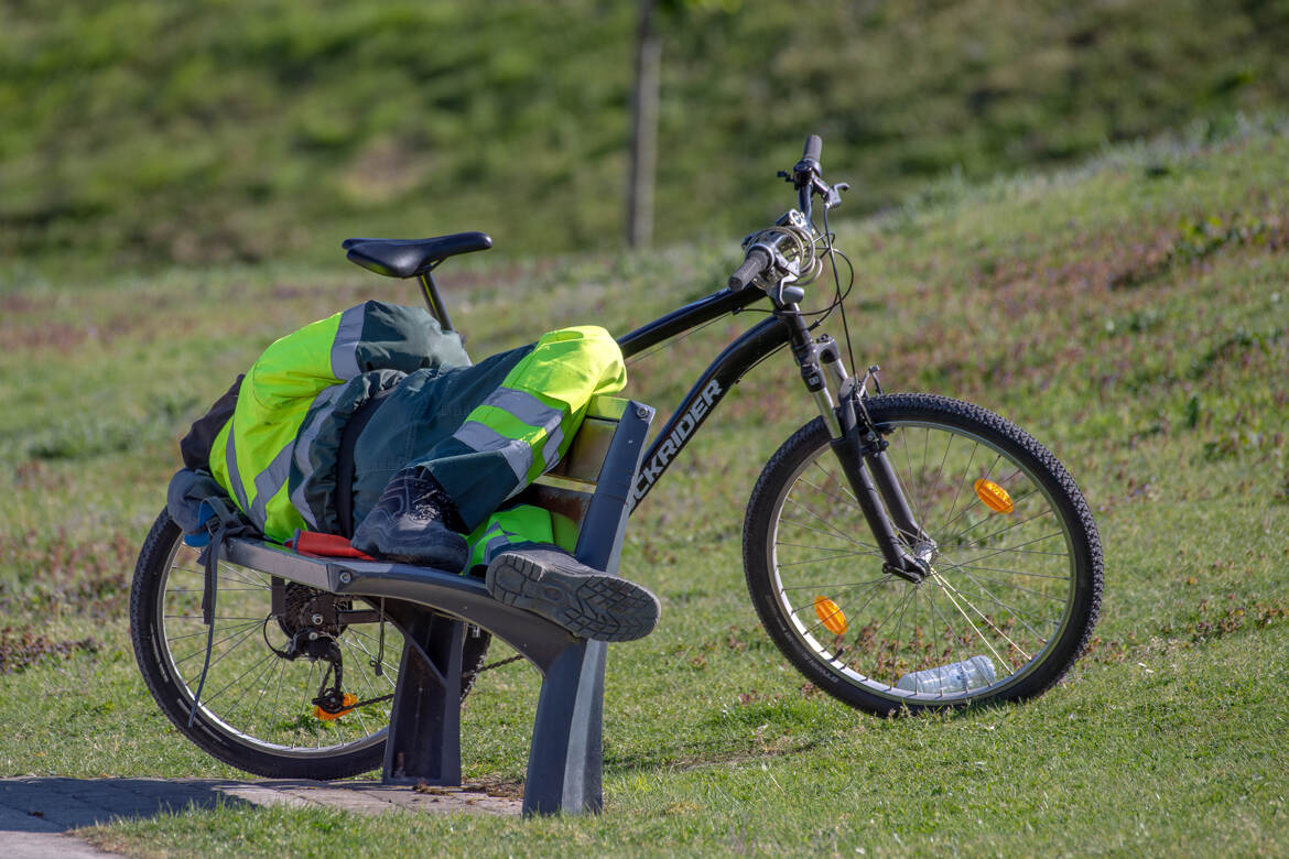 Allongé sur un banc public