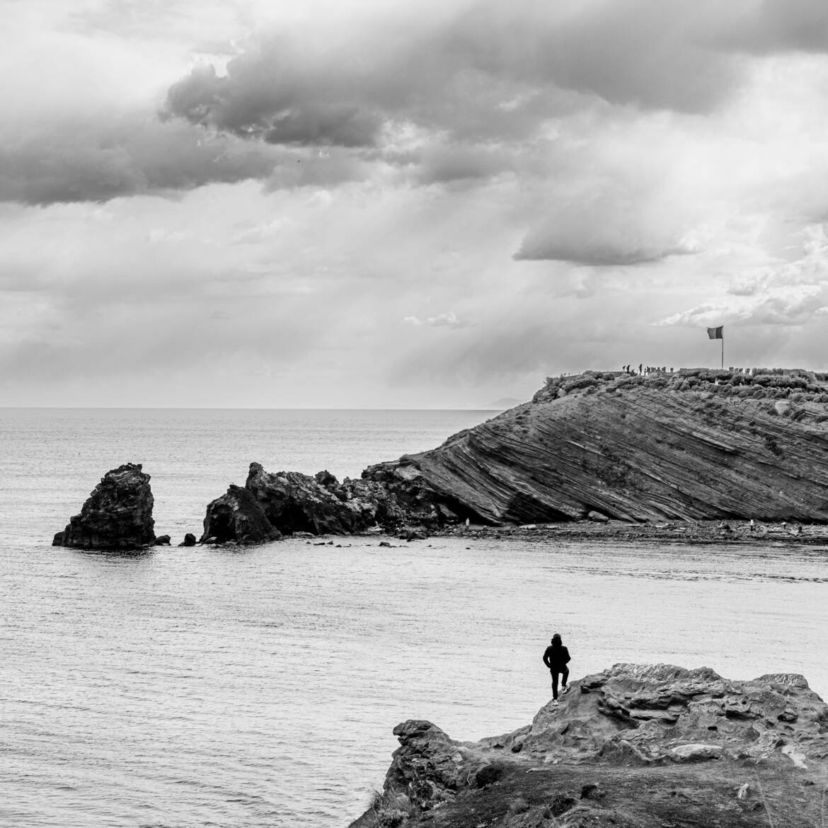 Le promeneur et le drapeau